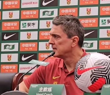 津媒:安东尼奥仍对场地不放心,要求防守队员处理球简单果断