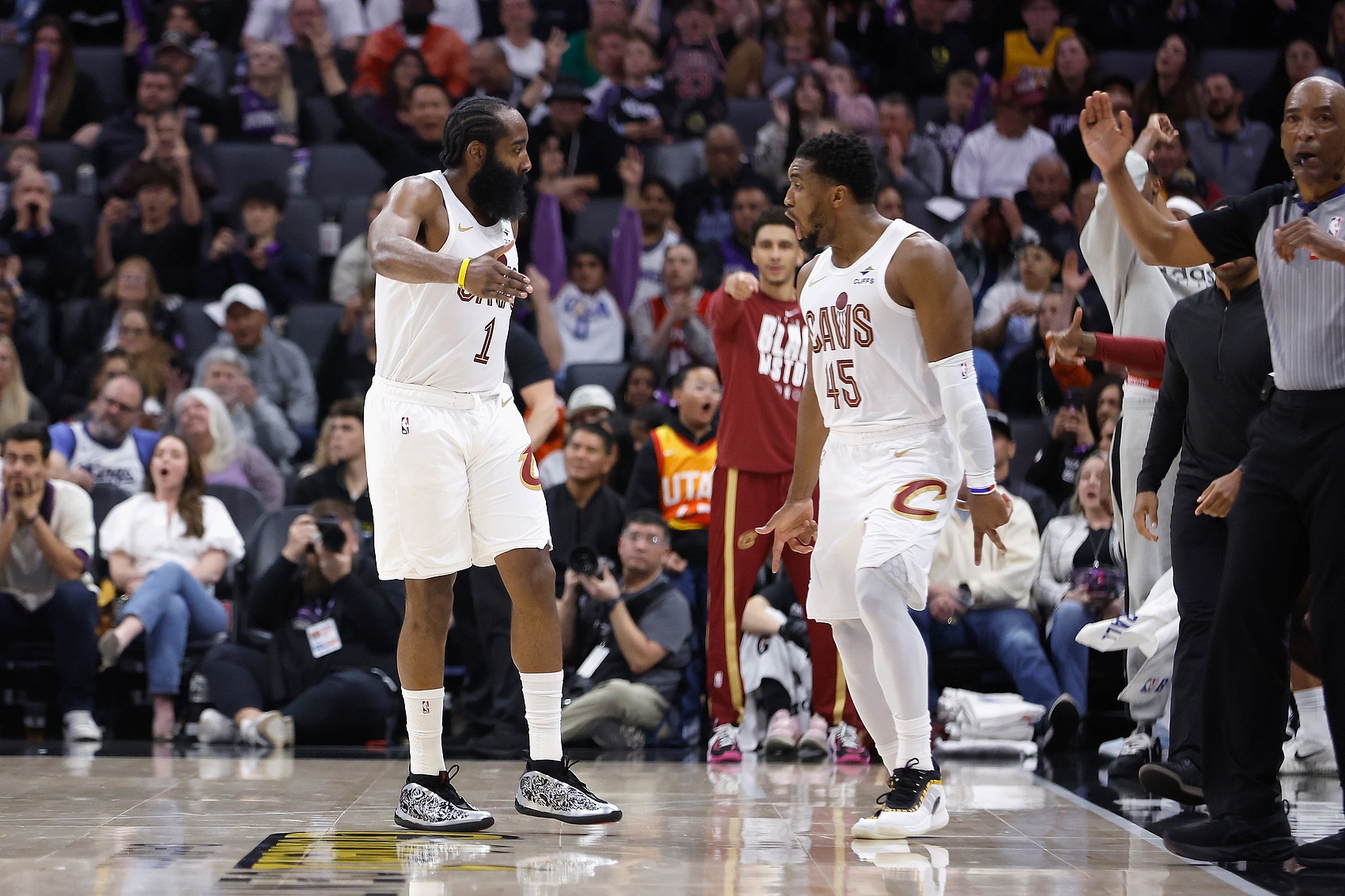 开云体育在线-米切尔：哈登提升队友的能力让我解脱 我可以蹲底角&amp;让他掌控比赛