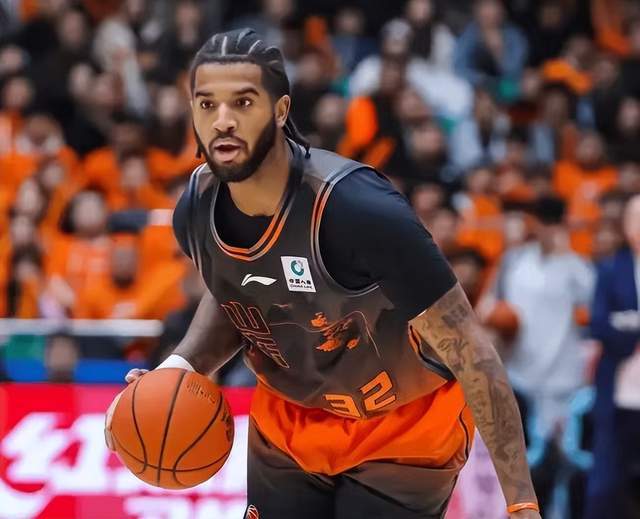 开云体育在线-克里斯爆砍42分为邱彪遮羞，山东男篮战胜青岛赢下齐鲁德比