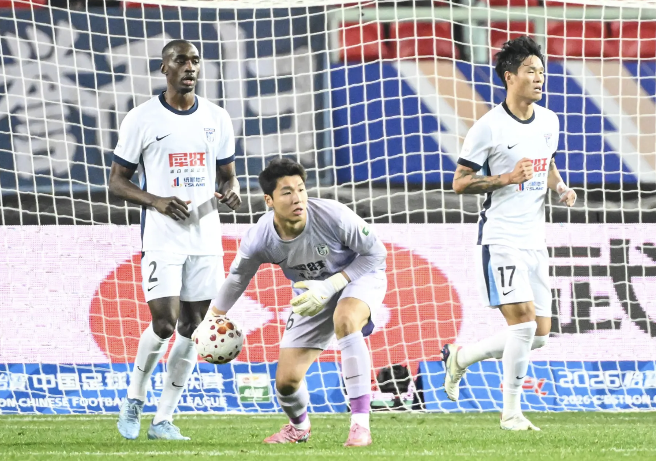 开云体育中国-2连败丢9球 中超主场最疯狂球队噩梦开局 47岁主帅哽咽:责任在我